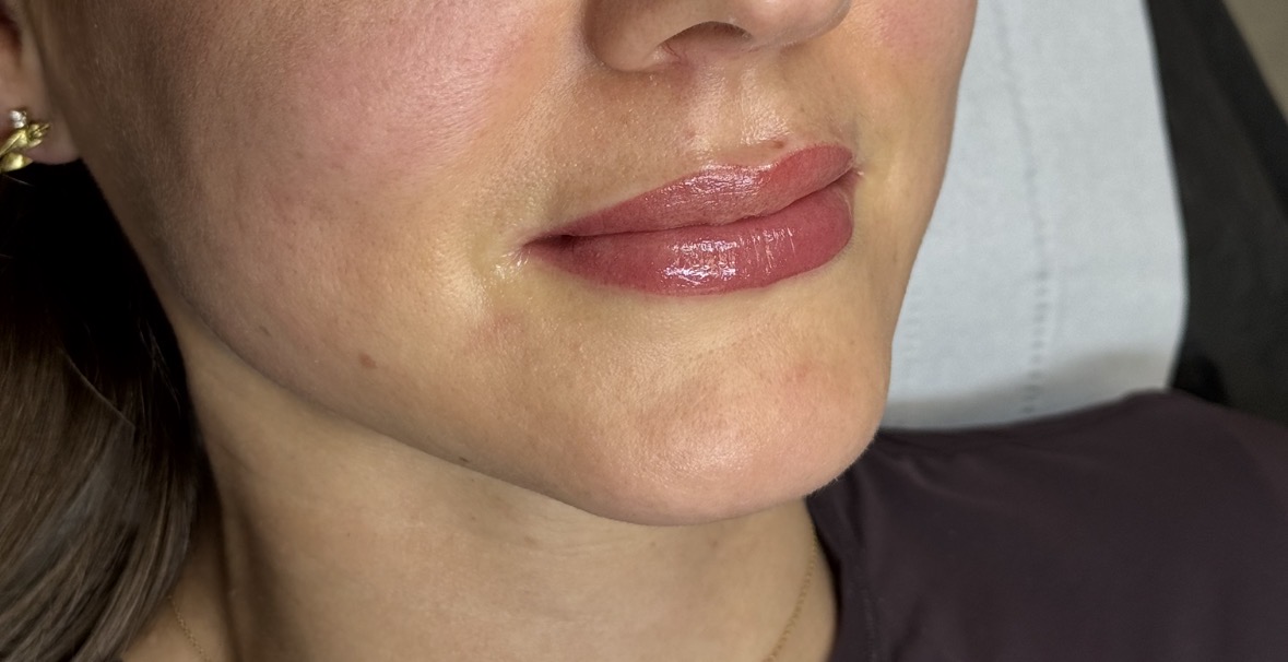 Naturligt resultat af permanent makeup på læber