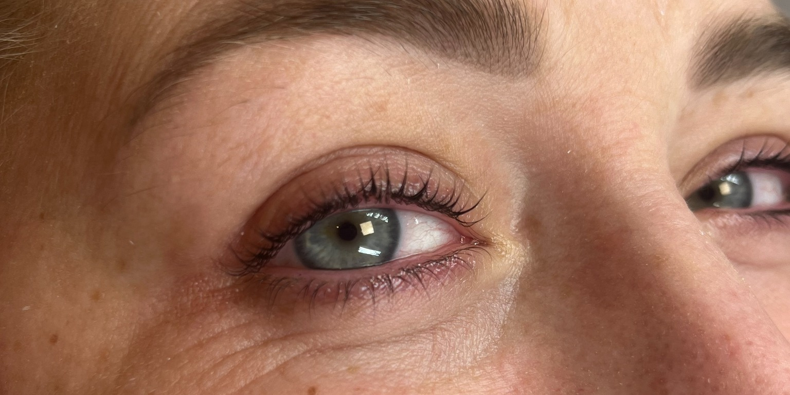 Lash Lamination hos SKÖN – kundebillede 1 med fokus på vipper og øjne