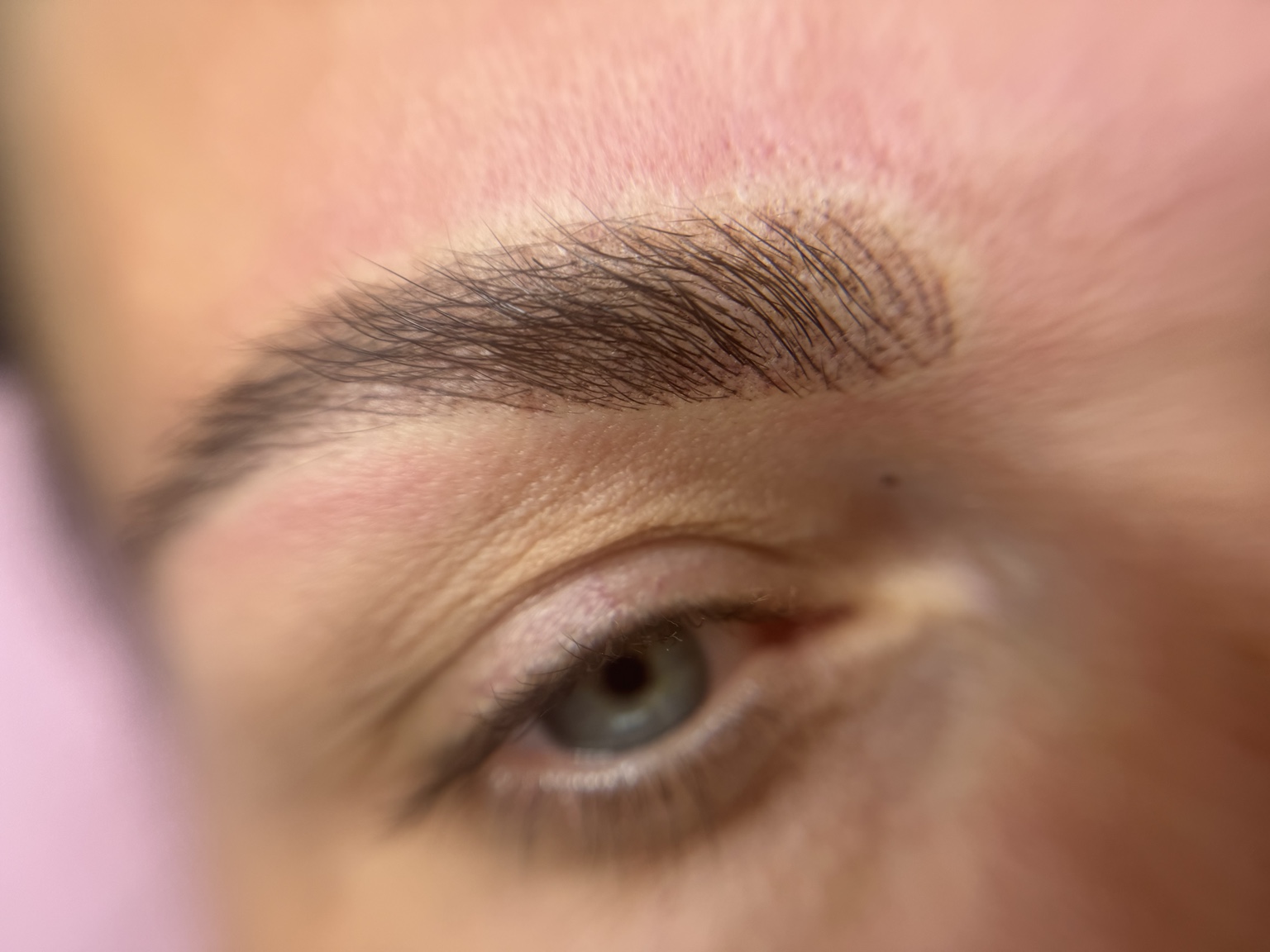 Naturtro permanent makeup på bryn