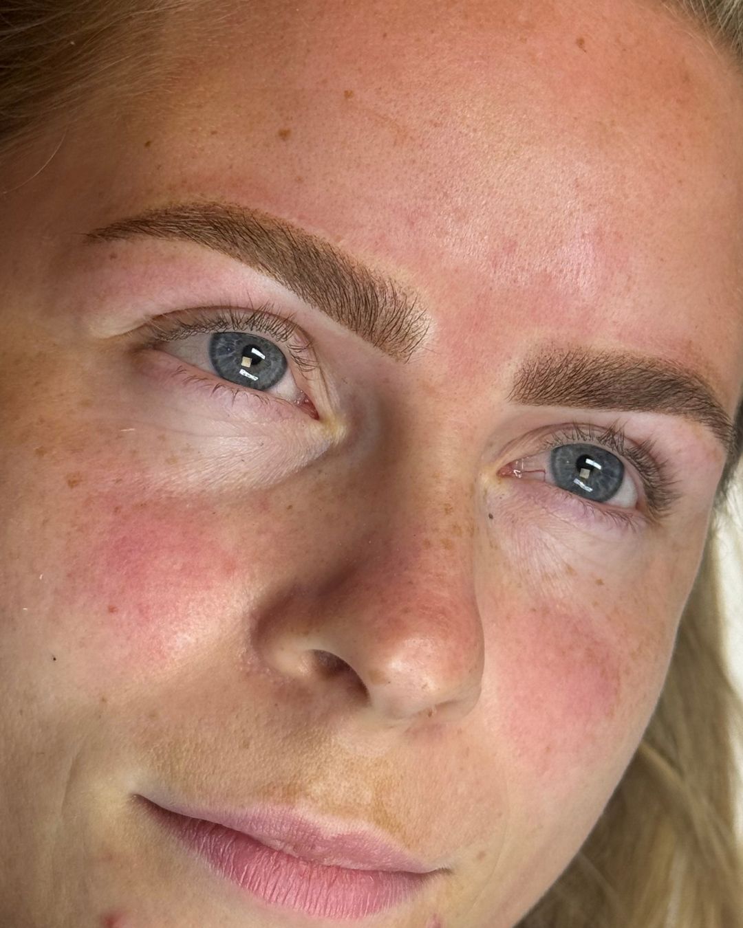 Naturtro bryn på kunde med blå øjne