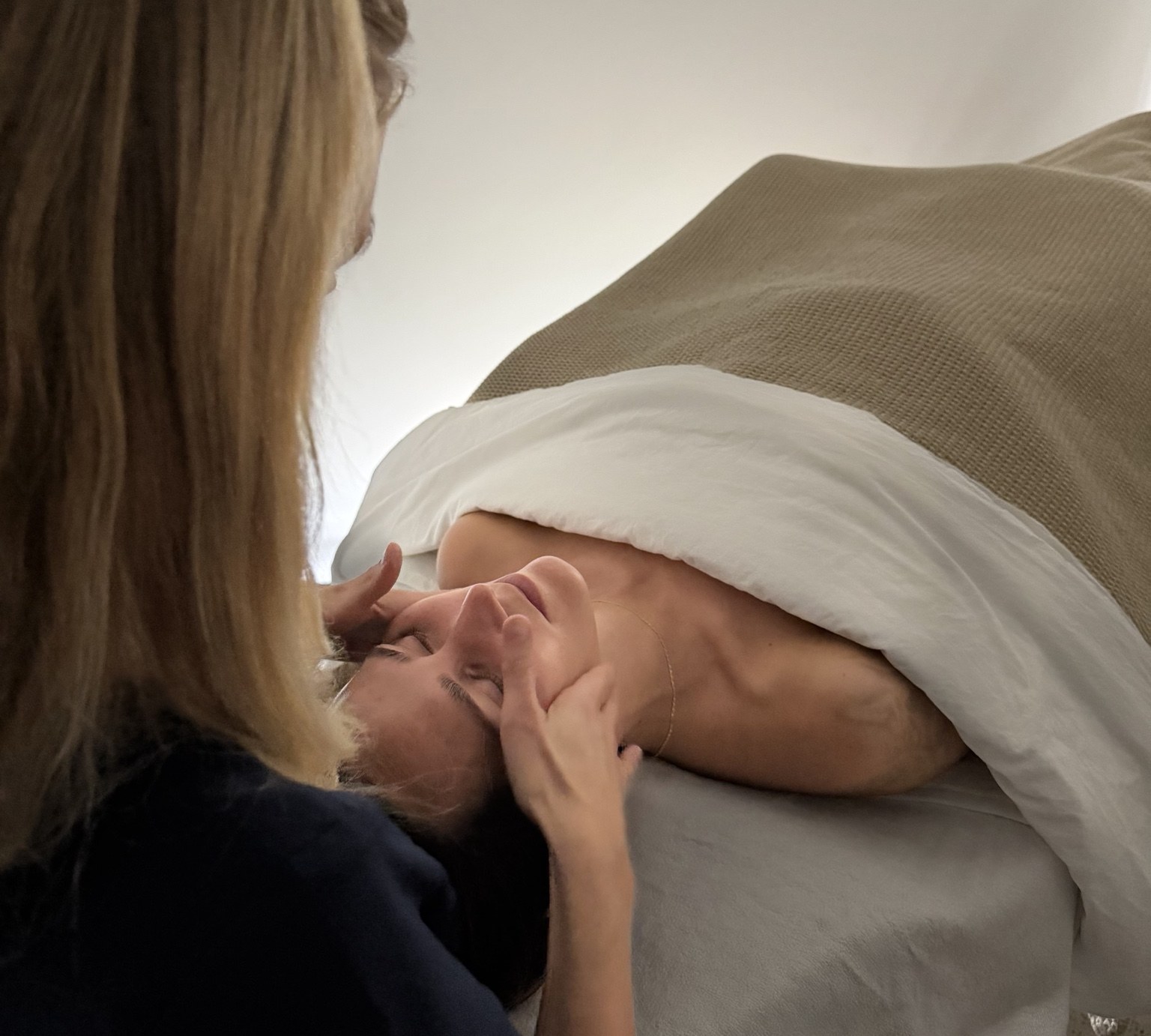 Ansigtsbehandling og massage hos SKÖN by Dreier